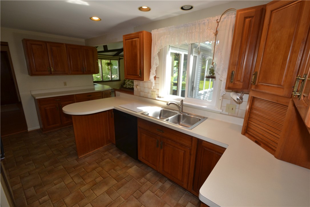 118 Nettlecreek Road Perinton, NY 14450 - Photo 15 of 41 Cherry Kitchen