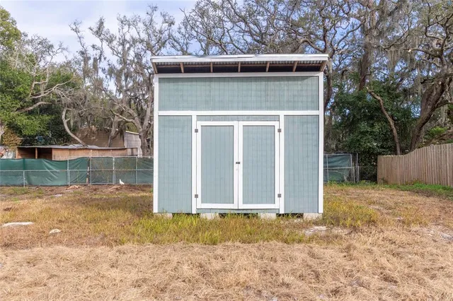 a view of backyard of the house