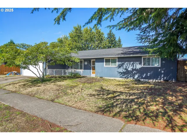 a view of a house with a yard