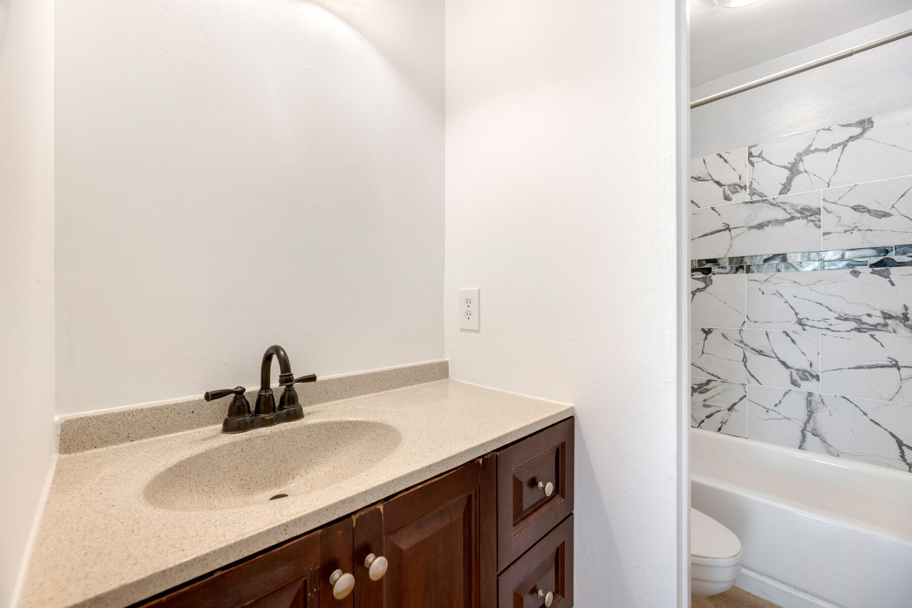 98202 Windward Avenue, Unit CONDO W/ 30 FT BOAT SLIP Key Largo, FL 33037 - Photo 31 of 36 a bathroom with a sink and a bathtub