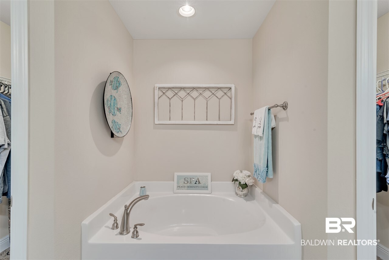 22176 Garland Loop Silverhill, AL 36576 - Photo 19 of 31 Master soaking tub