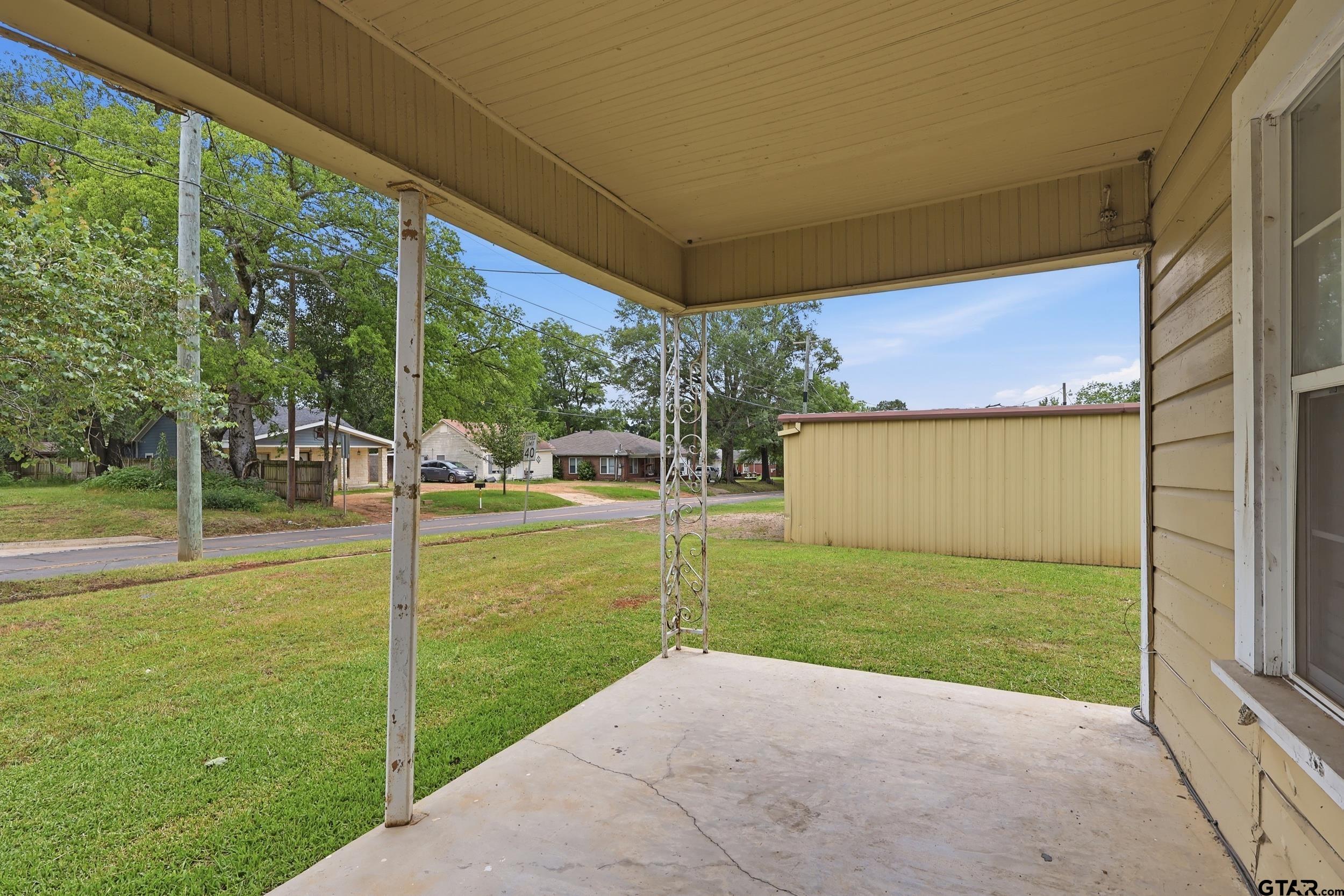 405 Rusk Street Pittsburg, TX 75686 - Photo 8 of 33 a view of a back yard
