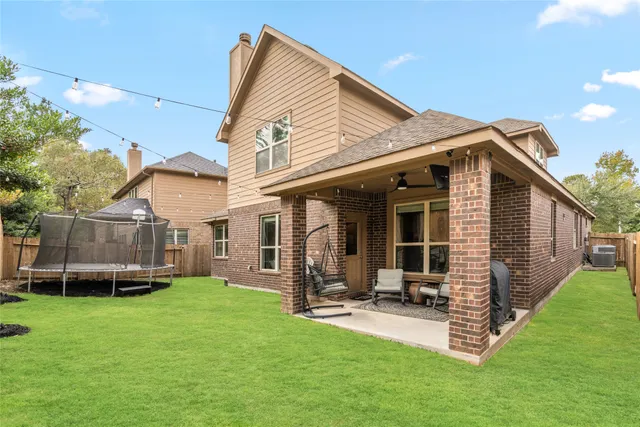 a view of a house with backyard