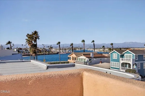 a black and white photo of a living room