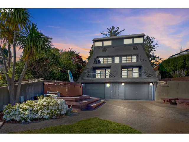 $1,091,000 | 2036 Northeast Lagoon Lane, Lincoln City, OR 97367