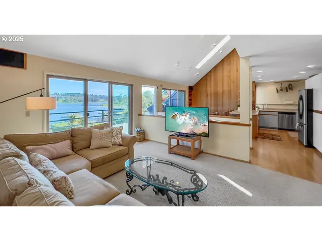 $1,091,000 | 2036 Northeast Lagoon Lane, Lincoln City, OR 97367