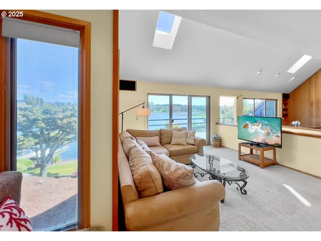 $1,091,000 | 2036 Northeast Lagoon Lane, Lincoln City, OR 97367