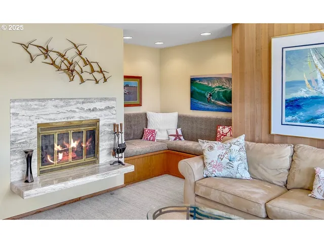 $1,091,000 | 2036 Northeast Lagoon Lane, Lincoln City, OR 97367