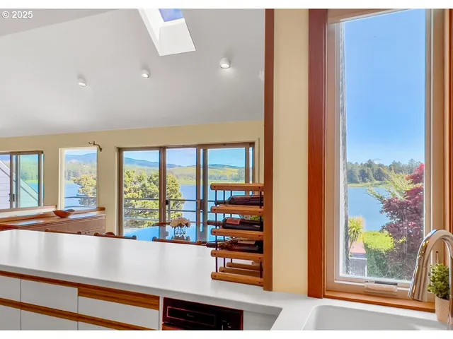$1,091,000 | 2036 Northeast Lagoon Lane, Lincoln City, OR 97367