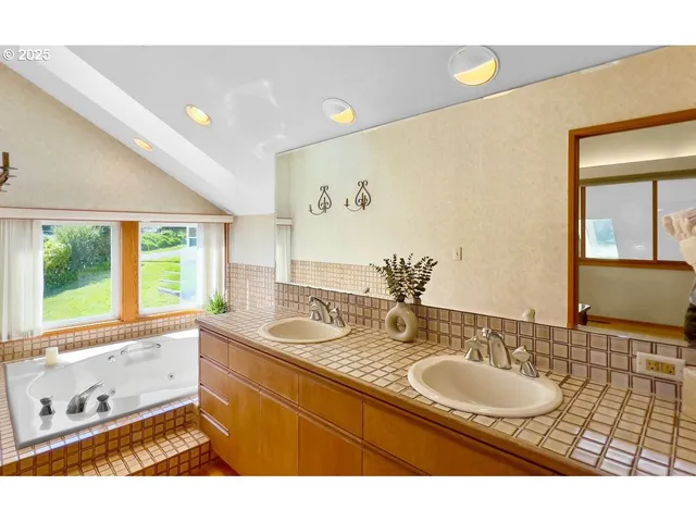 $1,091,000 | 2036 Northeast Lagoon Lane, Lincoln City, OR 97367