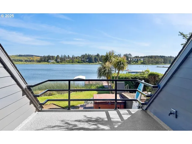 $1,091,000 | 2036 Northeast Lagoon Lane, Lincoln City, OR 97367