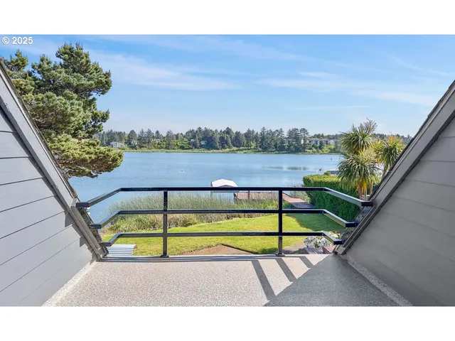$1,091,000 | 2036 Northeast Lagoon Lane, Lincoln City, OR 97367