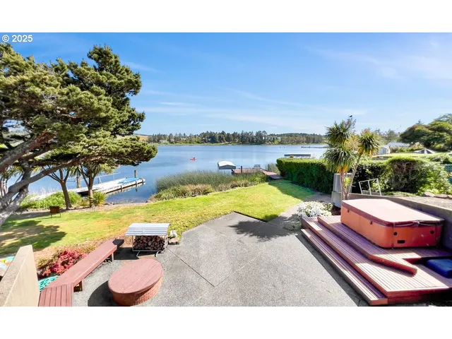 $1,091,000 | 2036 Northeast Lagoon Lane, Lincoln City, OR 97367