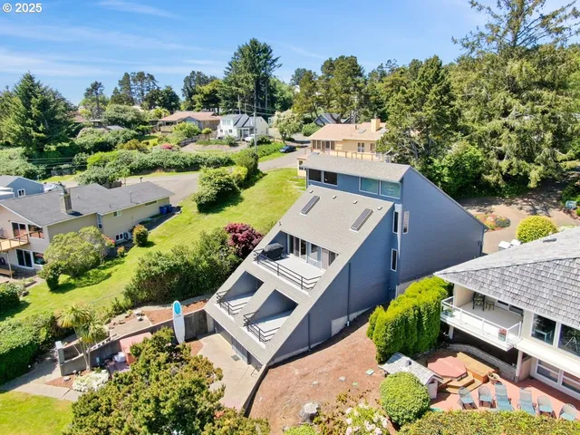 $1,091,000 | 2036 Northeast Lagoon Lane, Lincoln City, OR 97367