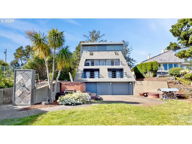 $1,091,000 | 2036 Northeast Lagoon Lane, Lincoln City, OR 97367