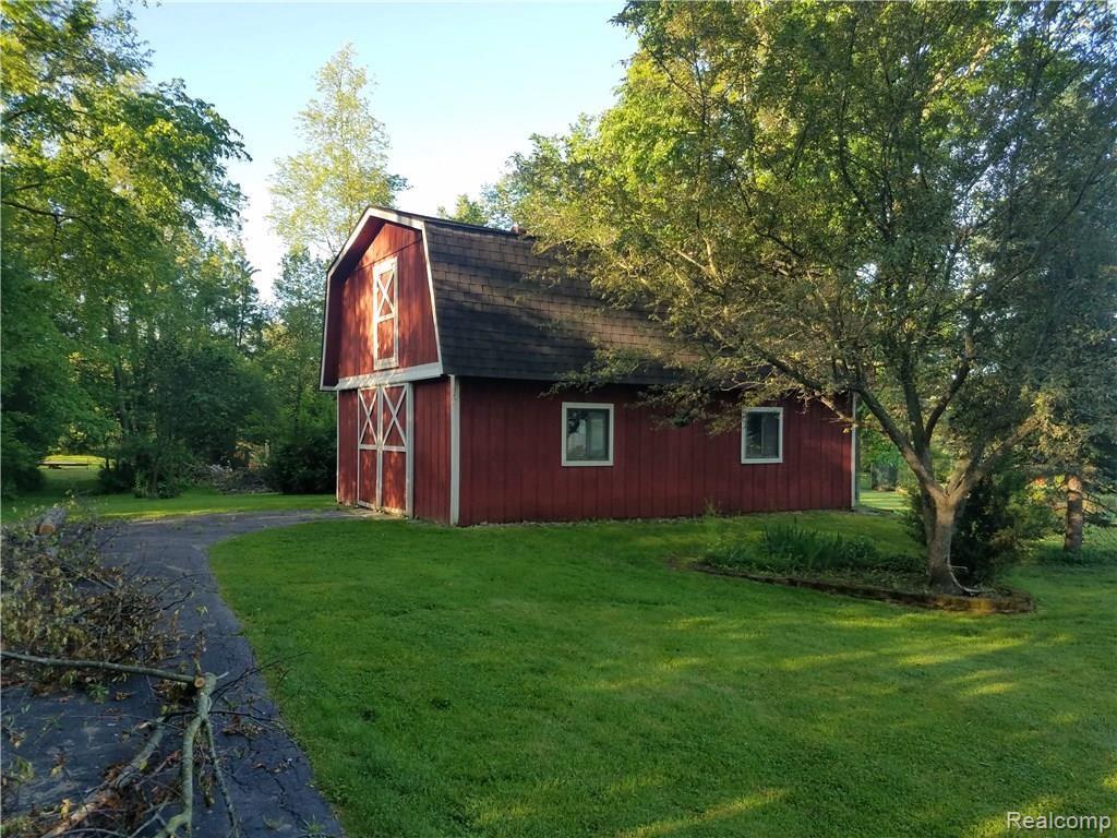 10780 Seitz Road Brighton, MI 48114 - Photo 4 of 11 barn 2.jpg