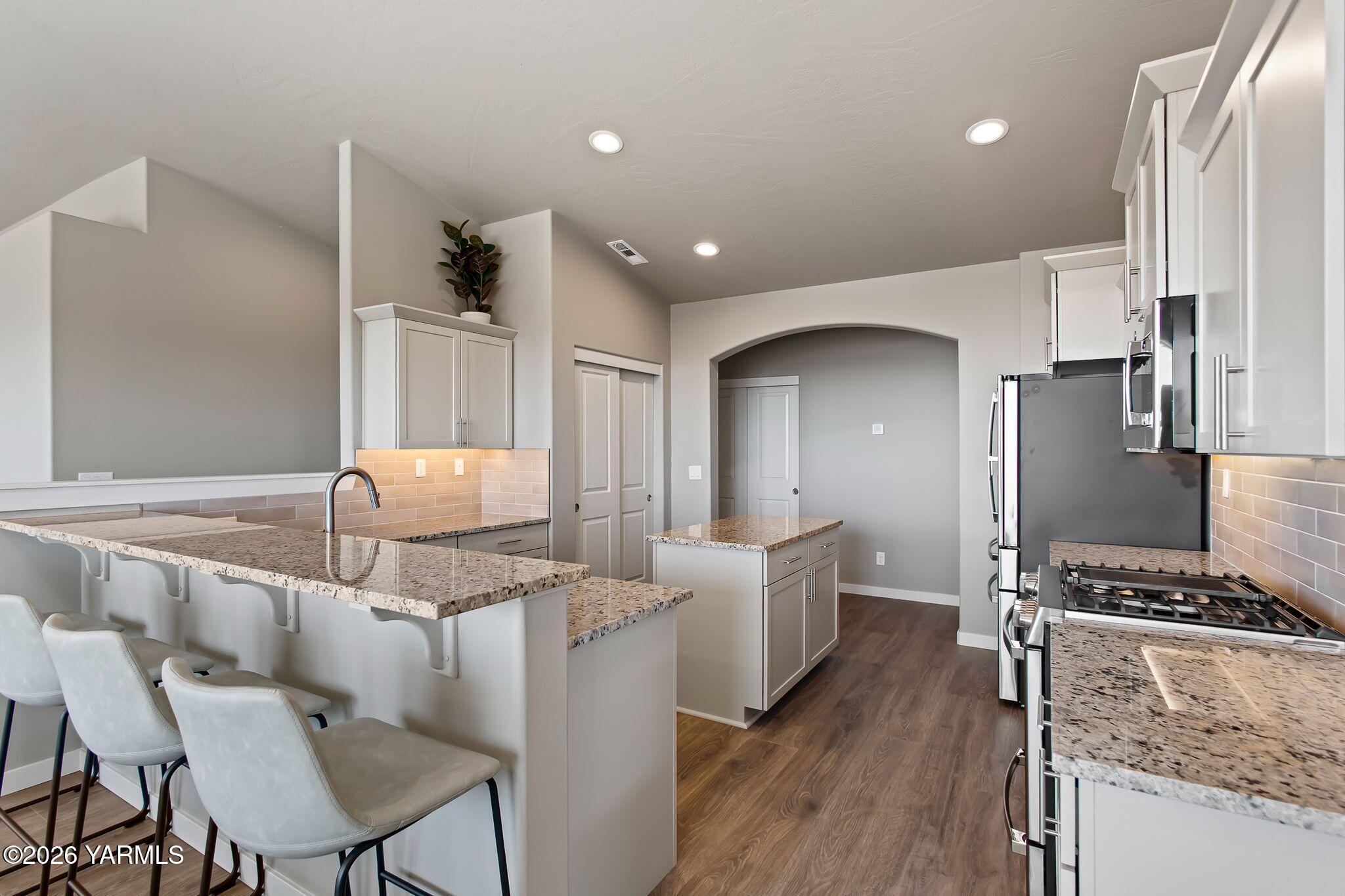 5406 Wildrye Loop Yakima, WA 98901 - Photo 22 of 33 Dining / Kitchen