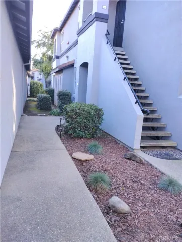 a view of a pathway with a white house