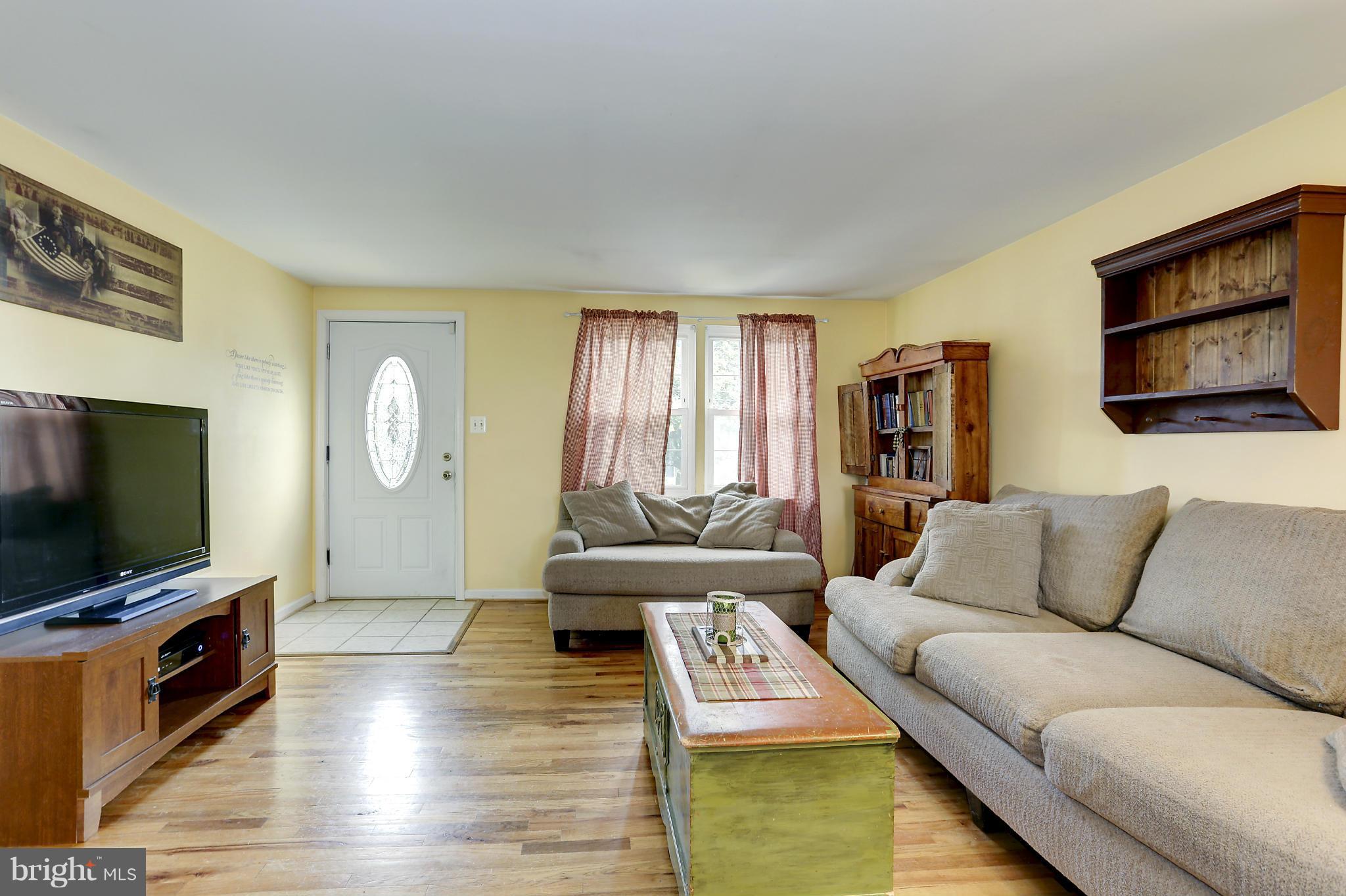 710 Uniontown Road Westminster, MD 21158 - Photo 13 of 30 Living Room