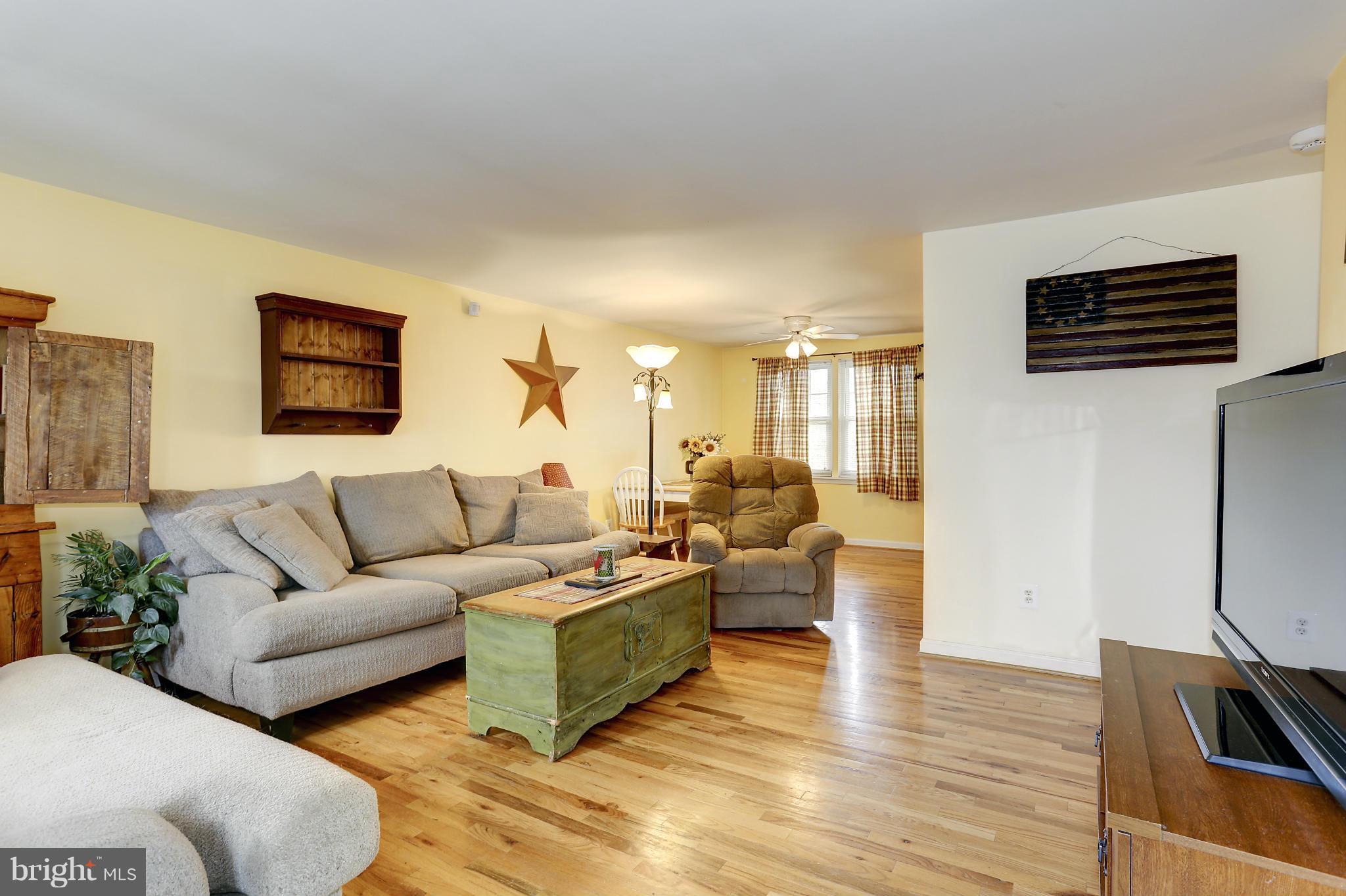 710 Uniontown Road Westminster, MD 21158 - Photo 7 of 30 Living Room