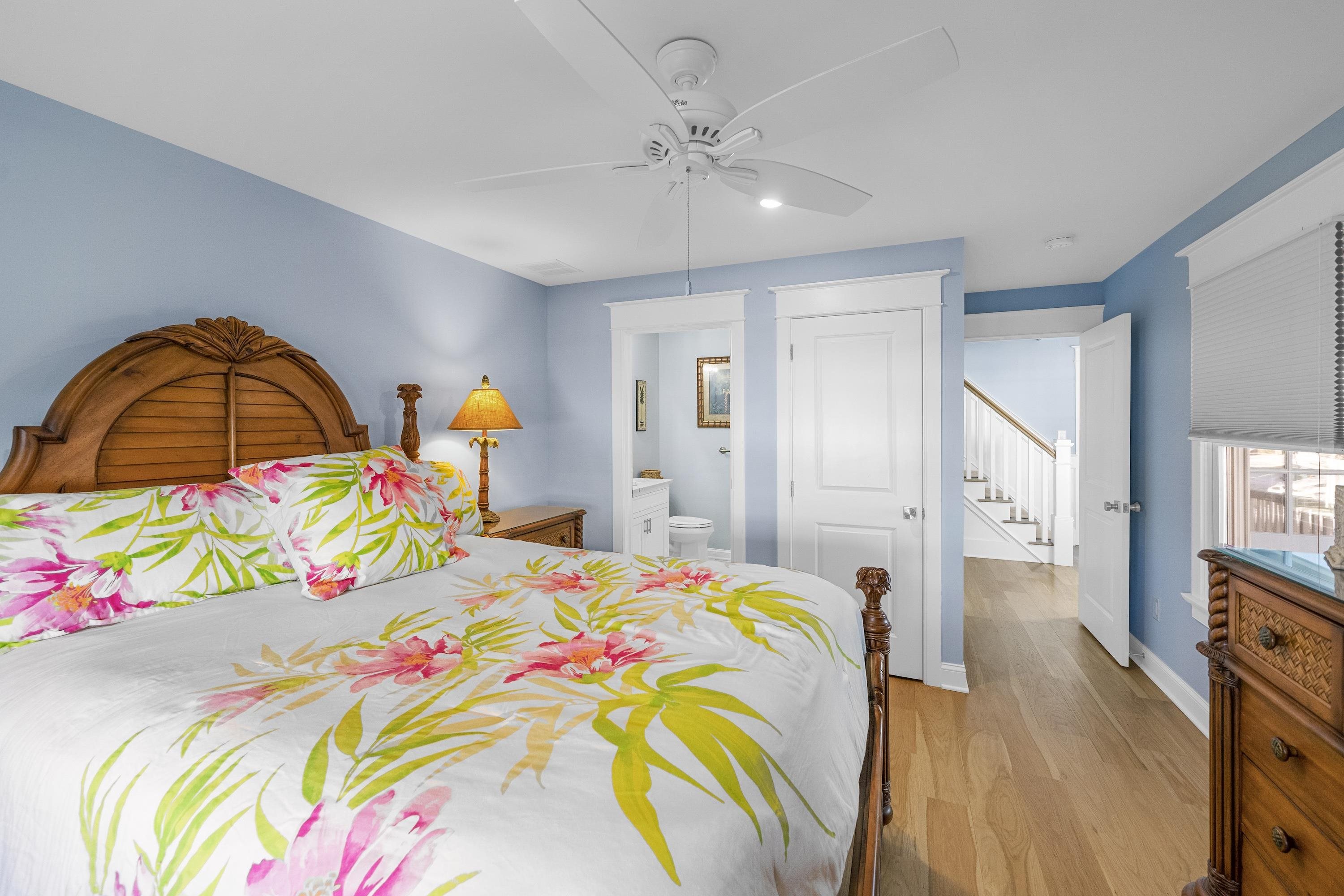 280 36th Avalon, NJ 08202 - Photo 20 of 46 a bedroom with a bed a dresser and painting on the wall