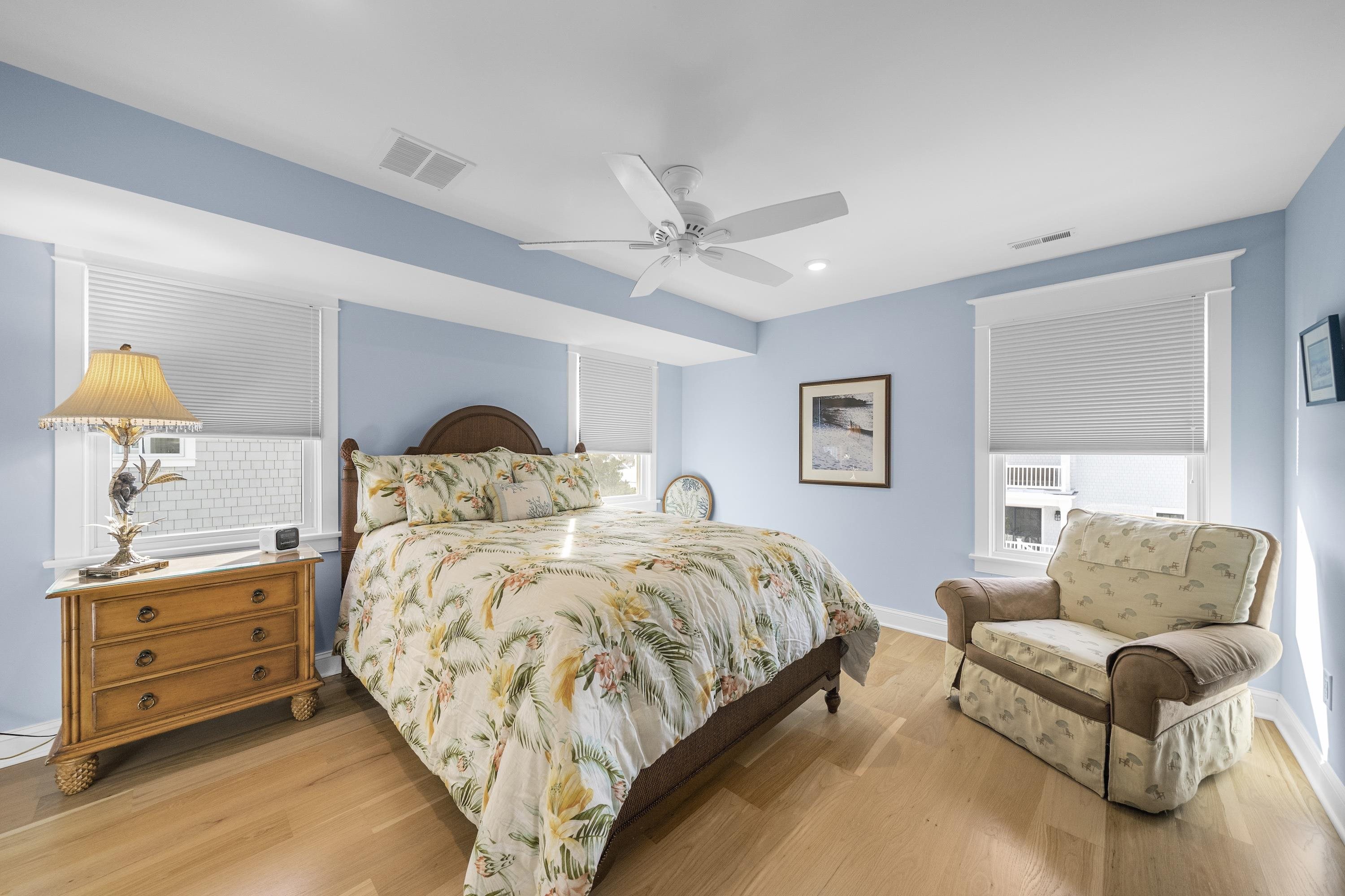 280 36th Avalon, NJ 08202 - Photo 22 of 46 a bedroom with a bed and couch