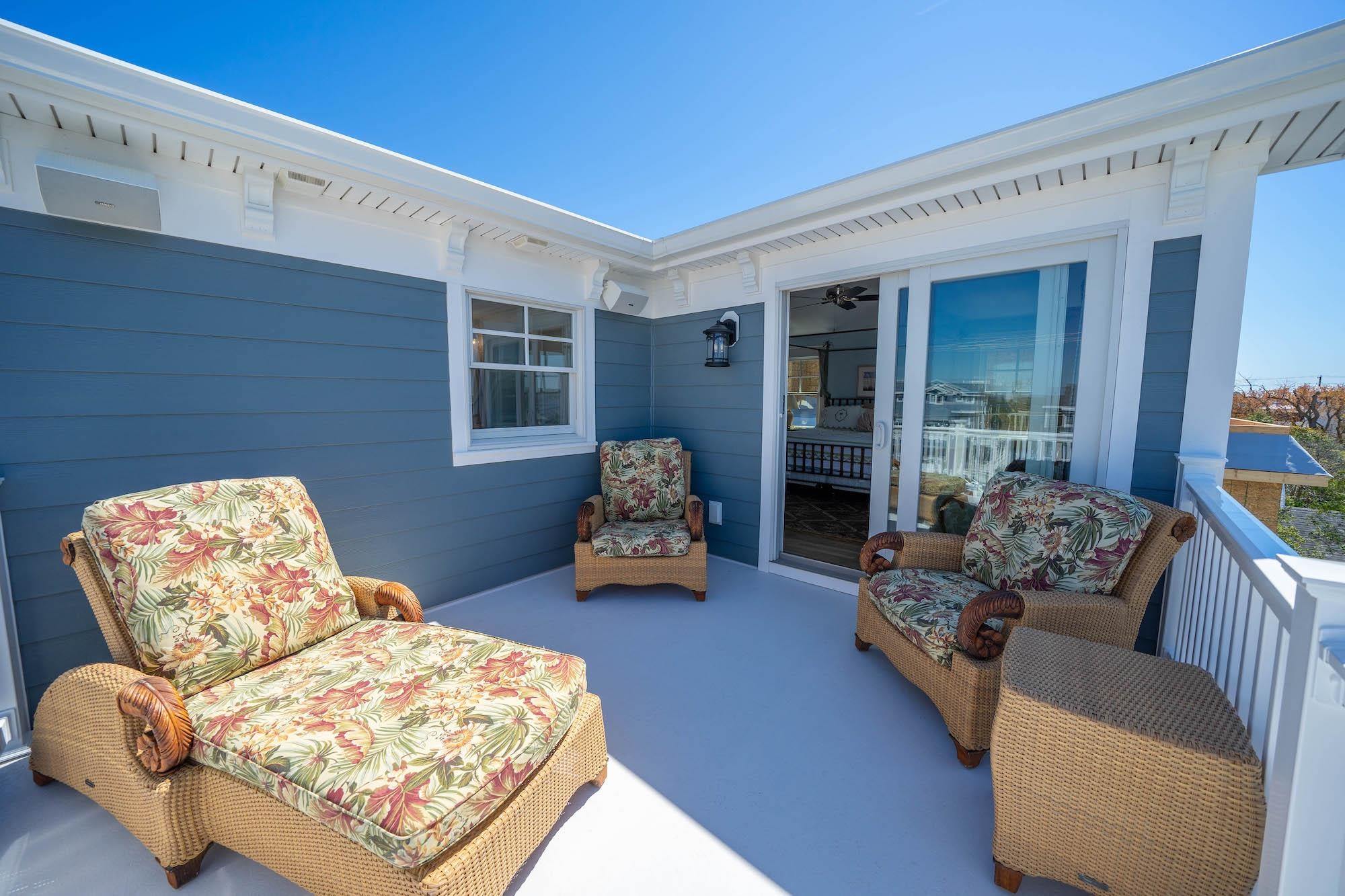 280 36th Avalon, NJ 08202 - Photo 31 of 46 a living room with furniture and a couch