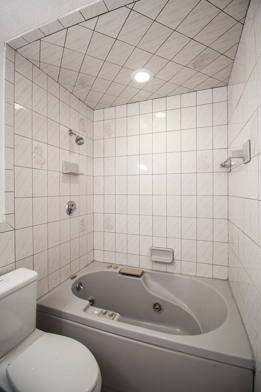 272 Albion Street, Unit 23 Wakefield, MA 01880 - Photo 20 of 33 a bathroom with a toilet and bathtub