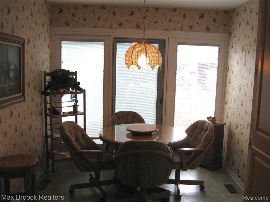 962 Brookwood Lane East, Unit 4 Rochester, MI 48309 - Photo 15 of 15 BREAKFAST ROOM.jpg
