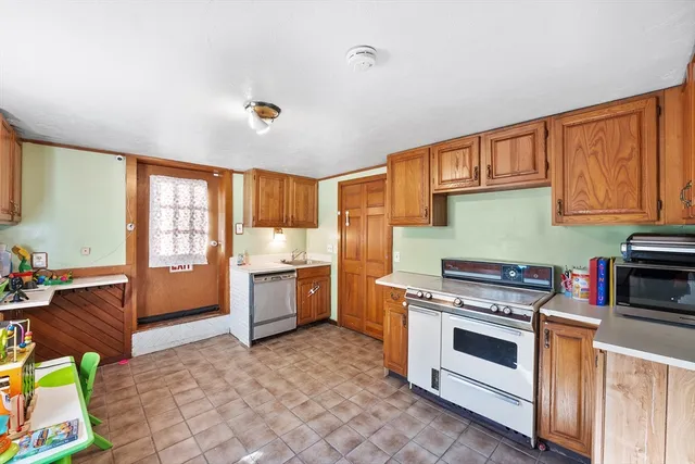 $374,900 | 10 Ellsmere Street, Worcester, MA 01604