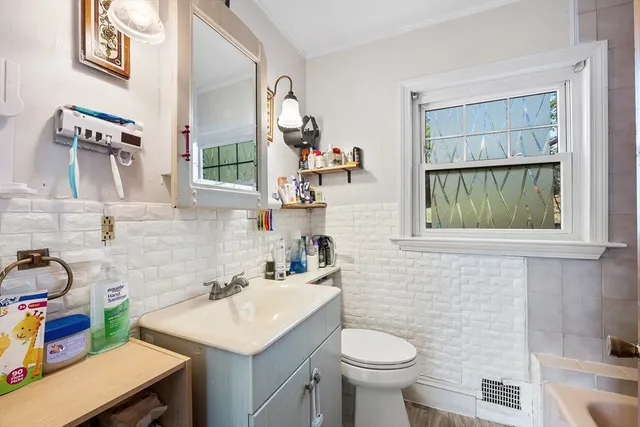 $374,900 | 10 Ellsmere Street, Worcester, MA 01604