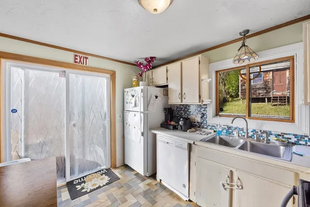 $374,900 | 10 Ellsmere Street, Worcester, MA 01604