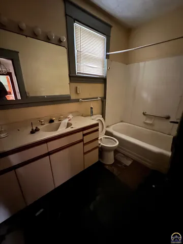 $230,000 | 435 Southwest Western Avenue, Topeka, KS 66606