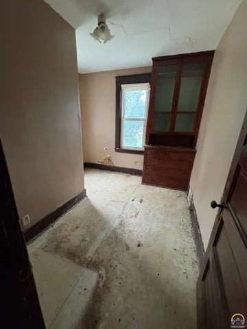 $230,000 | 435 Southwest Western Avenue, Topeka, KS 66606