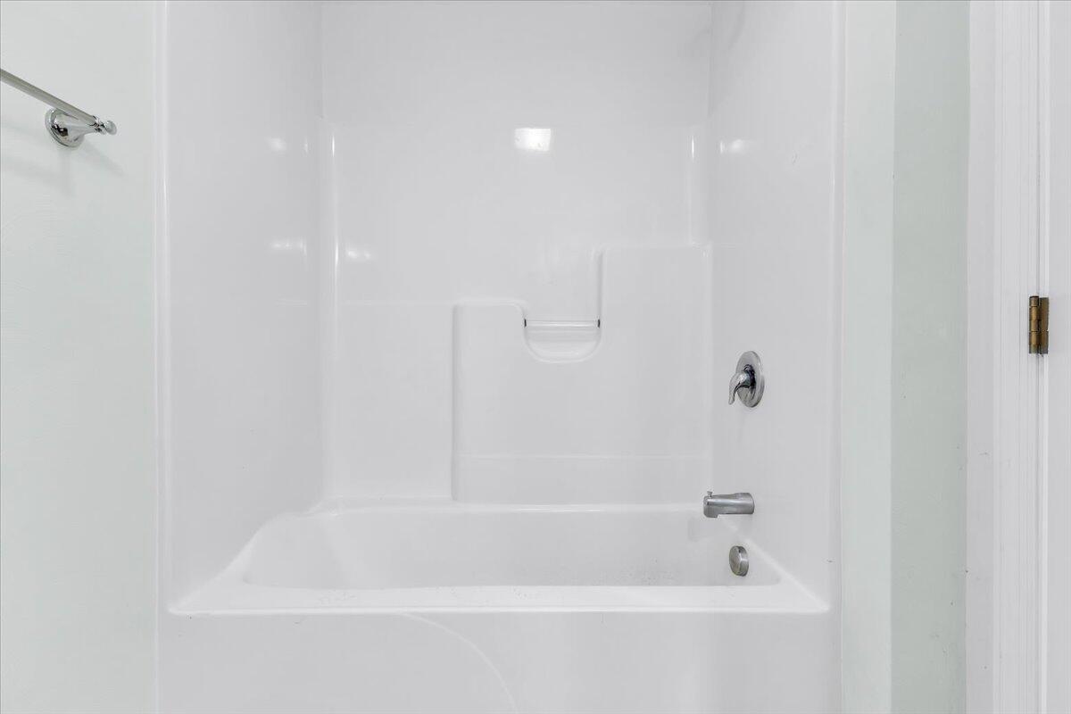 4131 Rutrough Road Southeast Roanoke, VA 24014 - Photo 28 of 42 a bathroom with a bathtub