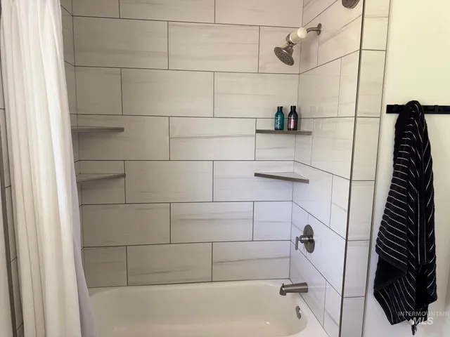 $625,000 | 806 North 650th Street East, Basalt, ID 83218