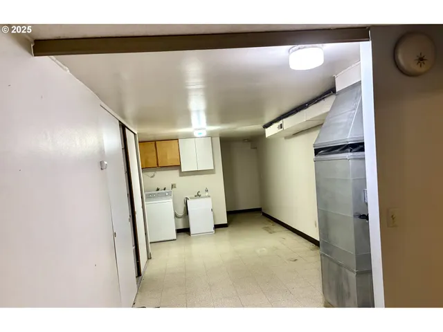a view of utility room with washer and dryer