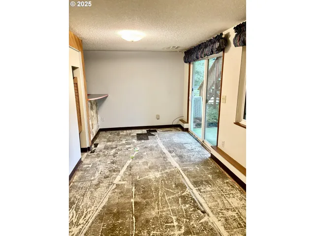 a bed room with a bed