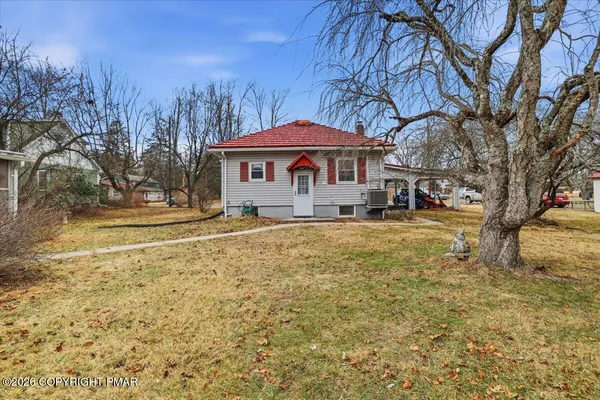 a view of backyard of the house