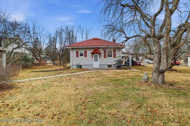 a view of backyard of the house