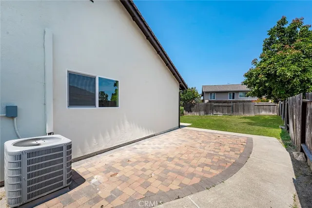 a view of a house with backyard and trees