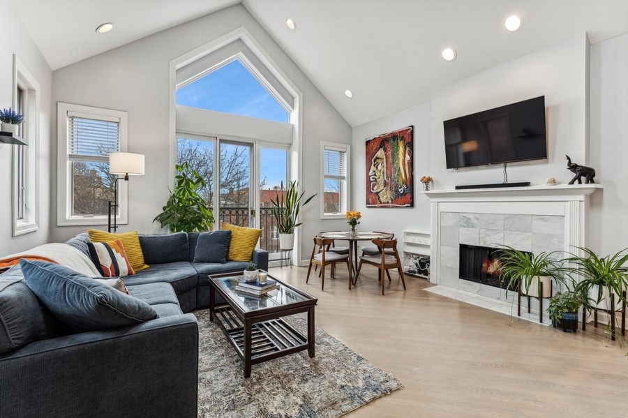 3108 North Racine Avenue, Unit 3 Chicago, IL 60657 - Photo 2 of 24 Gallery Image 2
