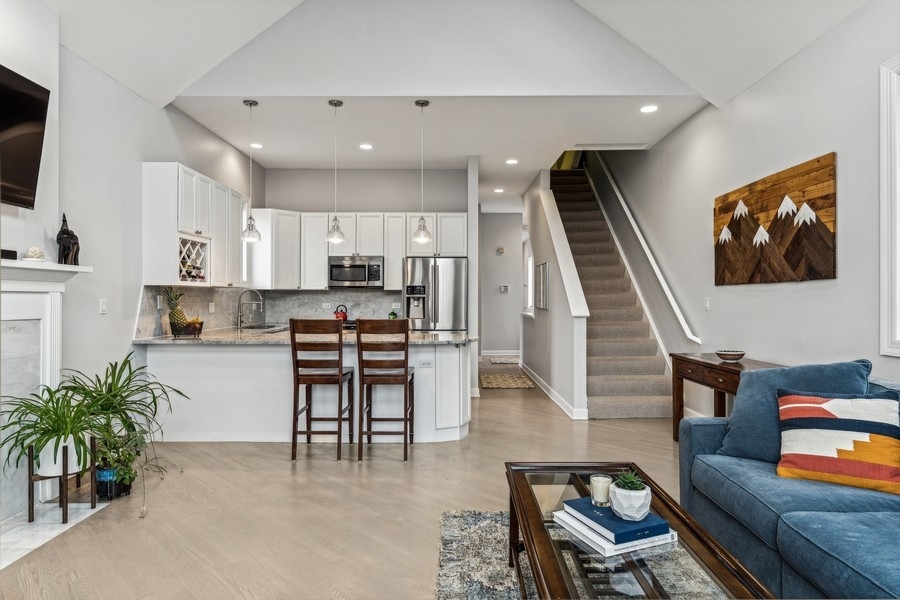 3108 North Racine Avenue, Unit 3 Chicago, IL 60657 - Photo 4 of 24 Gallery Image 4