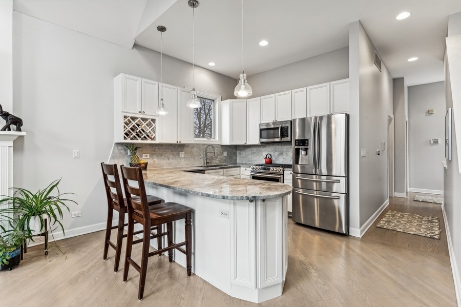 3108 North Racine Avenue, Unit 3 Chicago, IL 60657 - Photo 5 of 24 Gallery Image 5
