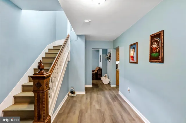 a view of entryway with workspace