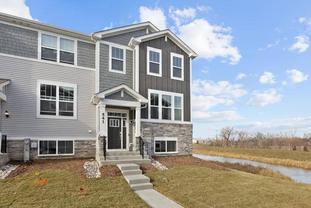 $475,000 | 541 Wolverine Drive, Aurora, IL 60502