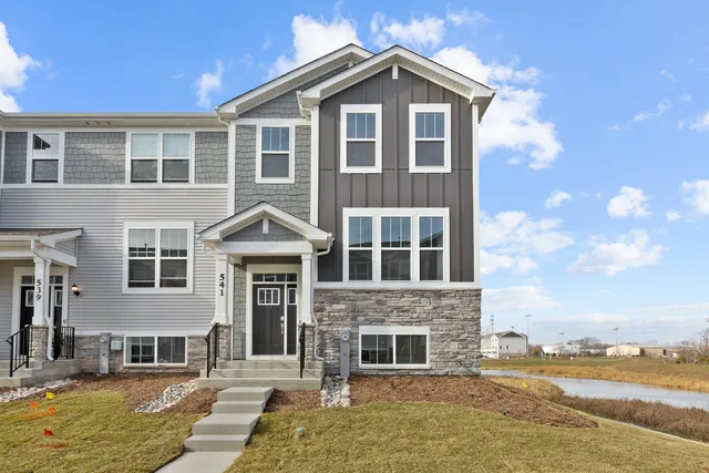 $475,000 | 541 Wolverine Drive, Aurora, IL 60502