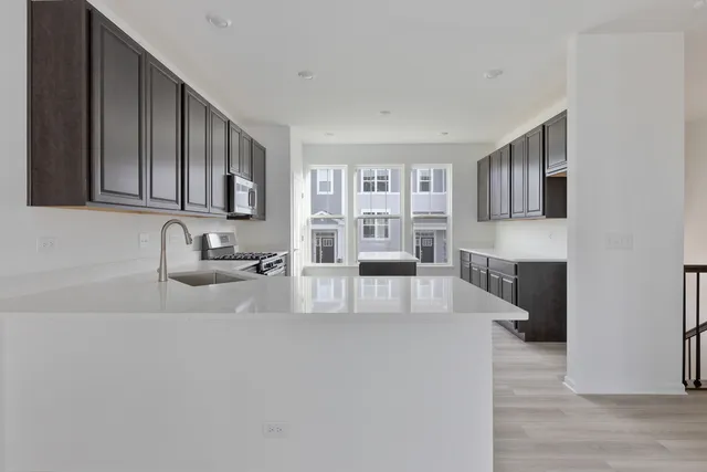 $475,000 | 541 Wolverine Drive, Aurora, IL 60502