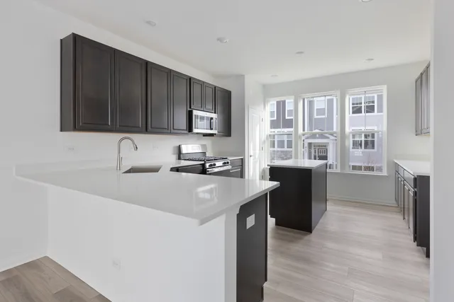 $475,000 | 541 Wolverine Drive, Aurora, IL 60502