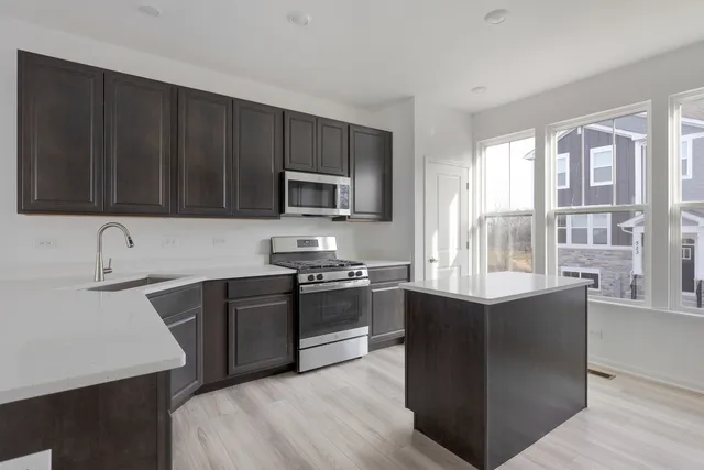 $475,000 | 541 Wolverine Drive, Aurora, IL 60502